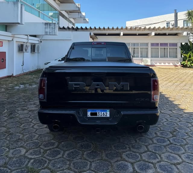 RAM CLASSIC LARAMIE NIGHT EDITION - Imagem 4
