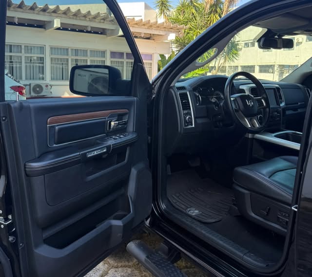 RAM CLASSIC LARAMIE NIGHT EDITION - Imagem 5