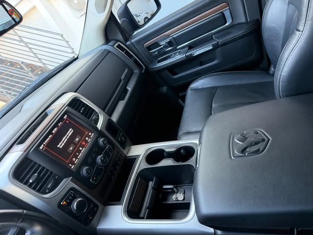 RAM CLASSIC LARAMIE NIGHT EDITION - Imagem 7