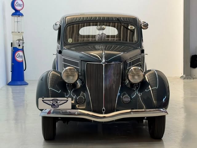 FORD V8 DELUXE TUDOR SEDAN - Imagem 12