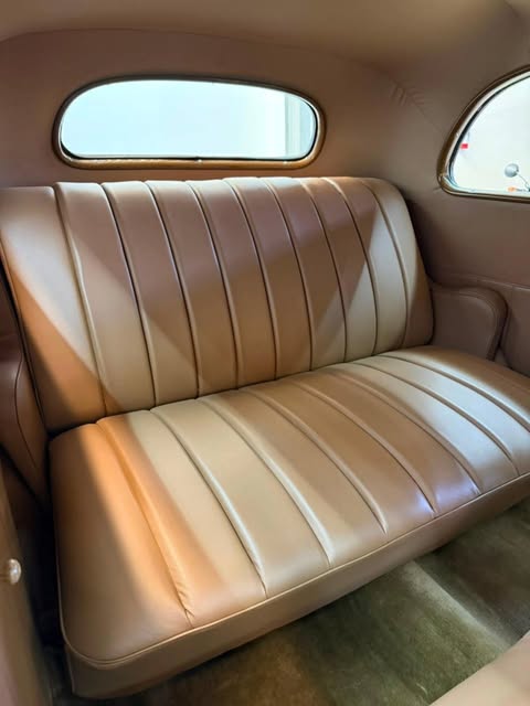 FORD V8 DELUXE TUDOR SEDAN - Imagem 13