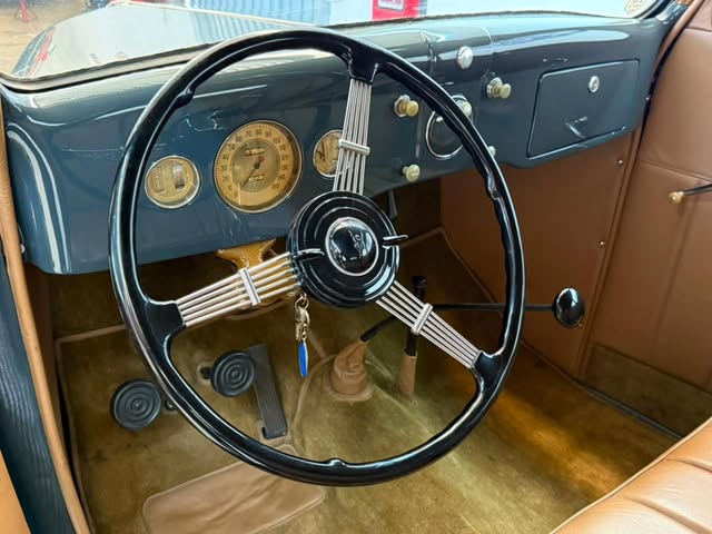 FORD V8 DELUXE TUDOR SEDAN - Imagem 14