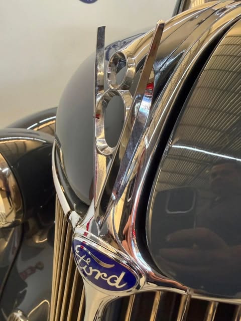 FORD V8 DELUXE TUDOR SEDAN - Imagem 15