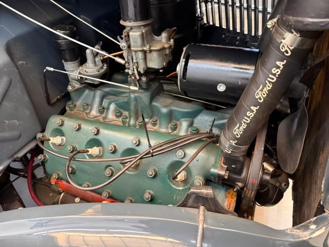 FORD V8 DELUXE TUDOR SEDAN - Imagem 20