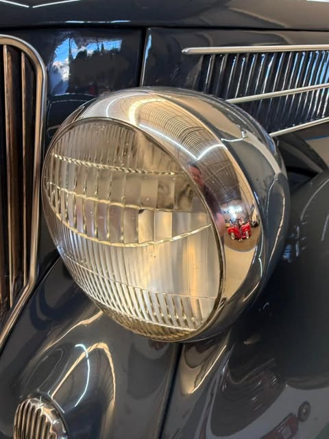 FORD V8 DELUXE TUDOR SEDAN - Imagem 7