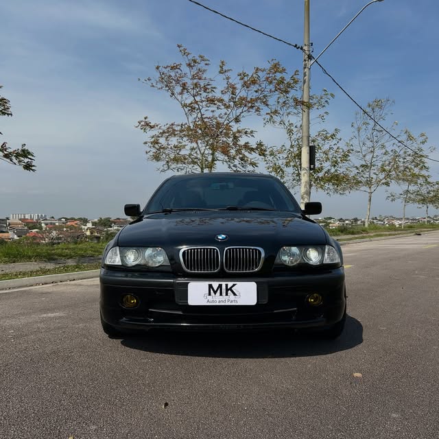 BMW 330I MOTORSPORT - Imagem 3