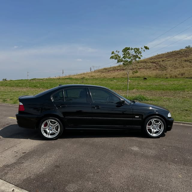 BMW 330I MOTORSPORT - Imagem 6