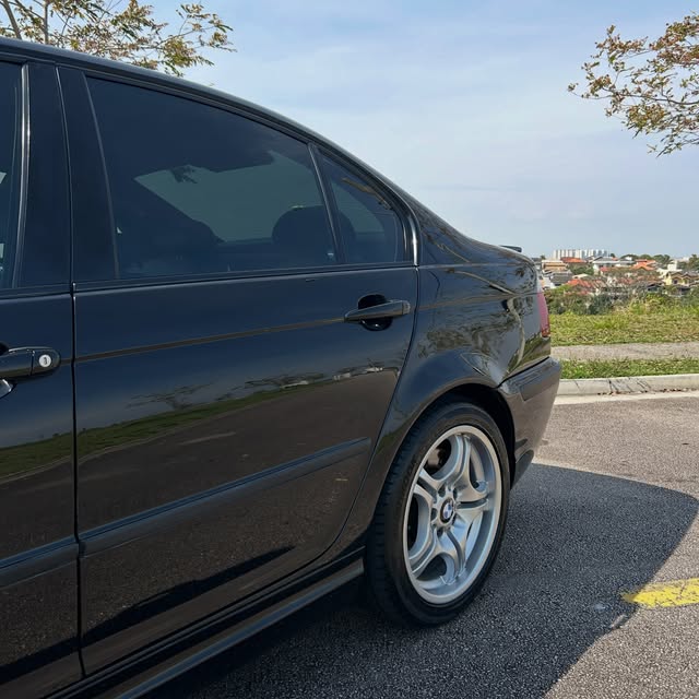 BMW 330I MOTORSPORT - Imagem 8