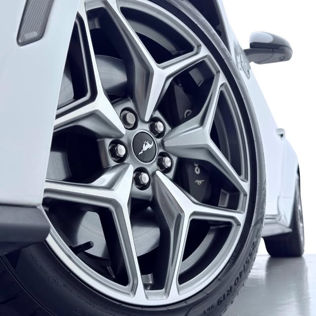 FORD MUSTANG GT PERFORMANCE SELECTSHIFT - Imagem 9