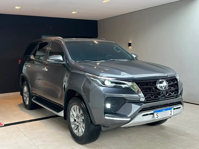 TOYOTA HILUX SRX 2.8 TURBO DIESEL 4X4 AUTOMÁTICO - Imagem 1