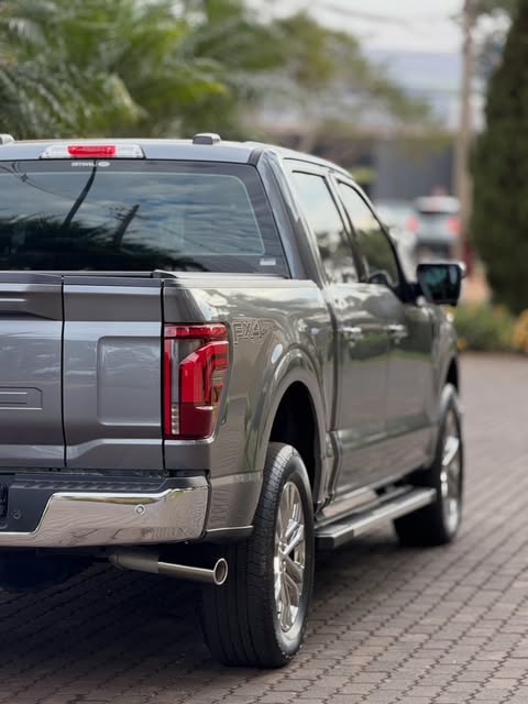 FORD F-150 LARIAT - Imagem 17