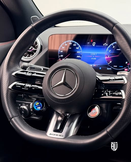 MERCEDES-BENZ GLA 35 AMG - Imagem 12