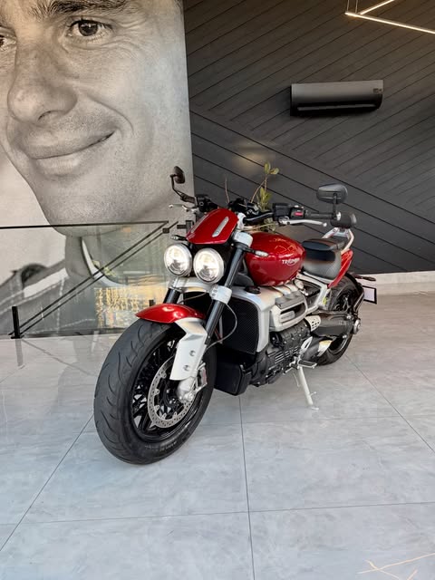 TRIUMPH ROCKET III R - Imagem 1
