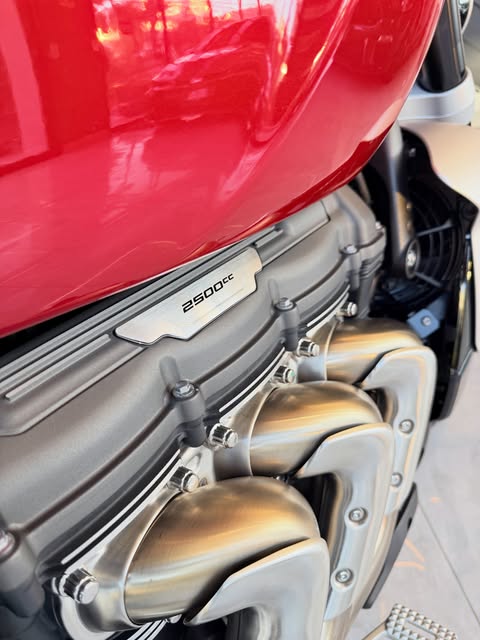 TRIUMPH ROCKET III R - Imagem 10