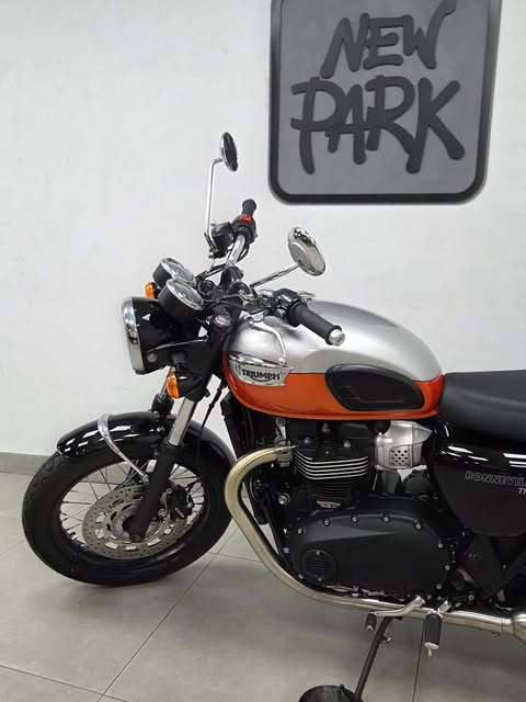 TRIUMPH BONNEVILLE T-100 - Imagem 12