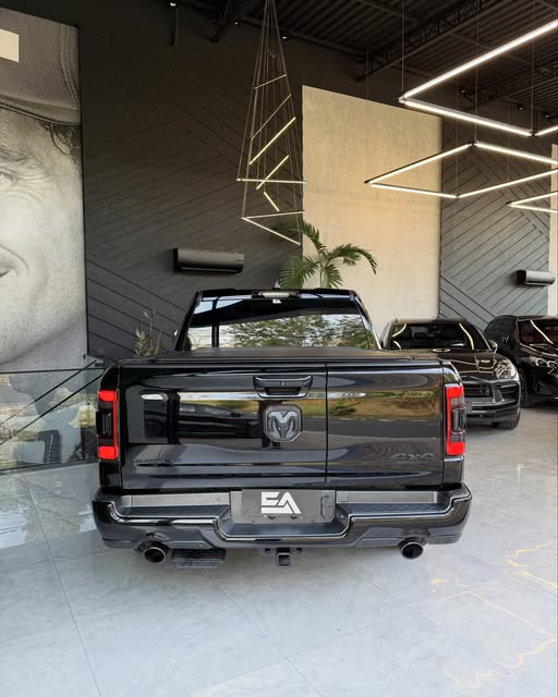 RAM 1500 LIMITED NIGHT EDITION - Imagem 11