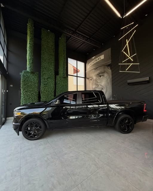 RAM 1500 LIMITED NIGHT EDITION - Imagem 4