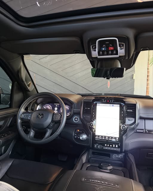 RAM 1500 LIMITED NIGHT EDITION - Imagem 5