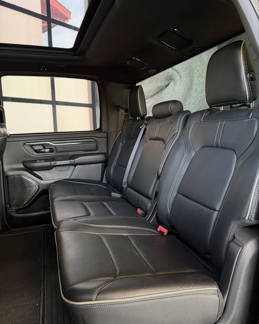 RAM 1500 LIMITED NIGHT EDITION - Imagem 9