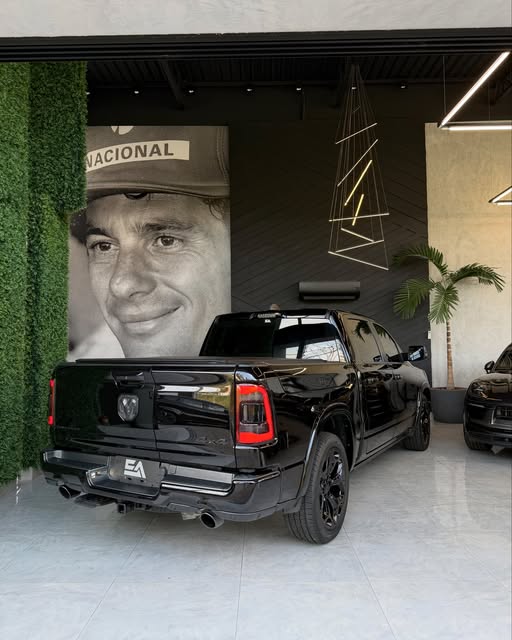 RAM 1500 LIMITED NIGHT EDITION - Imagem 10
