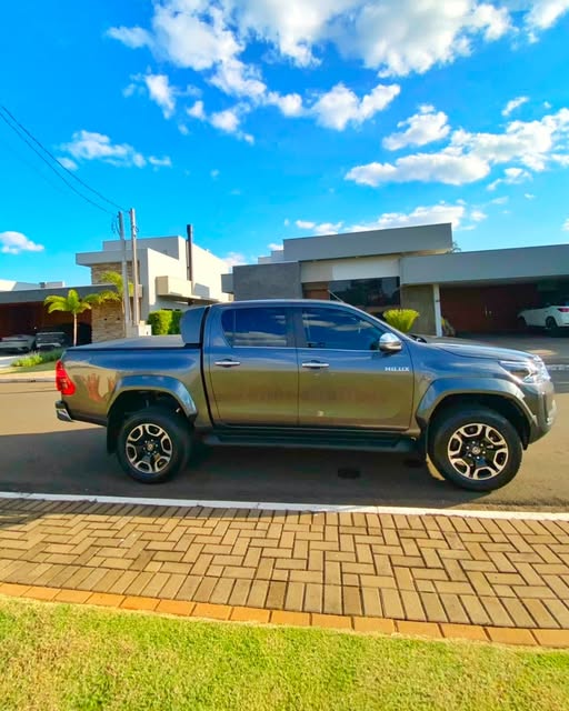 TOYOTA HILUX SRX PLUS 2.8 TURBO DIESEL 4X4 AUTOMÁTICO - Imagem 3