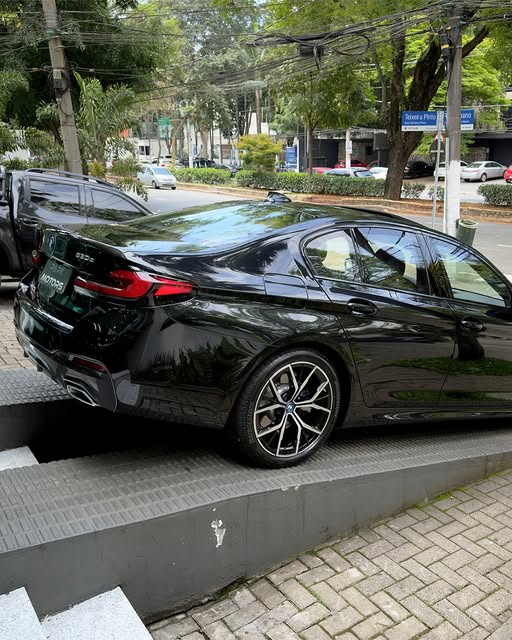 BMW 530E M SPORT - Imagem 5