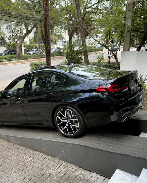 BMW 530E M SPORT - Imagem 7