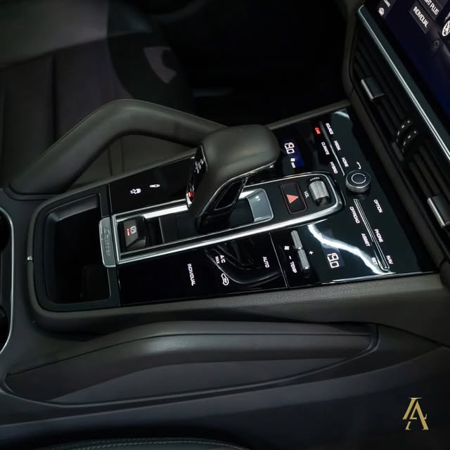PORSCHE CAYENNE E-HYBRID - Imagem 9
