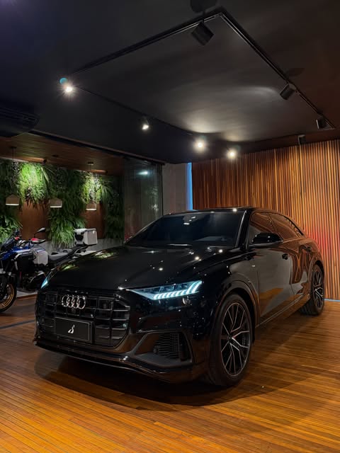 AUDI Q8 QUATTRO PERFORMANCE BLACK S-LINE - Imagem 1