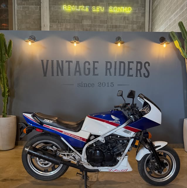 HONDA VF 700 F - Imagem 1