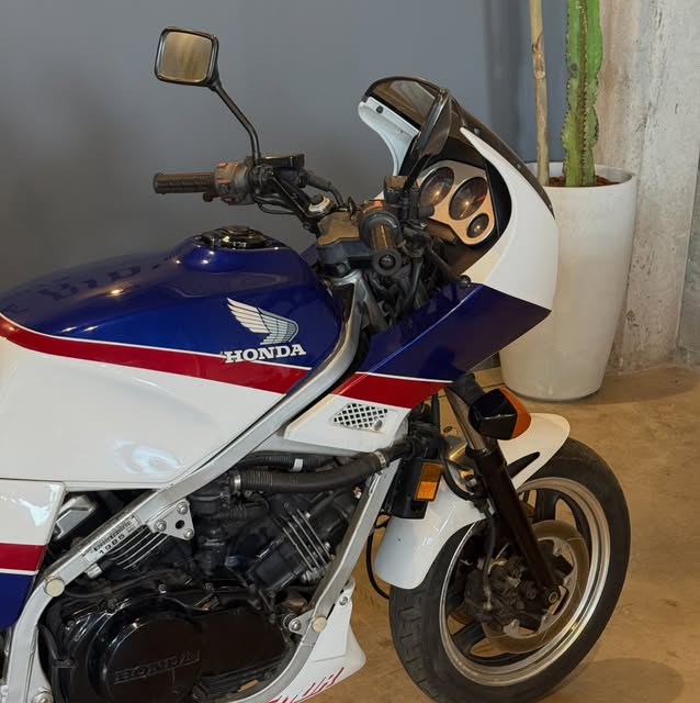 HONDA VF 700 F - Imagem 5