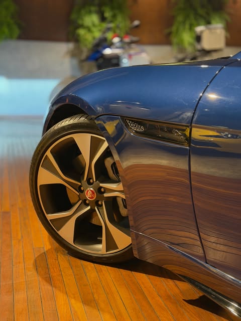 JAGUAR F-TYPE P300 R-DYNAMIC - Imagem 12