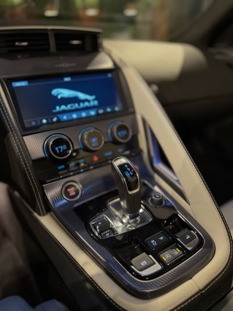 JAGUAR F-TYPE P300 R-DYNAMIC - Imagem 15