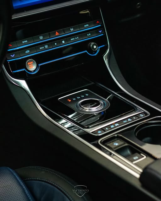 JAGUAR XE R-SPORT - Imagem 6