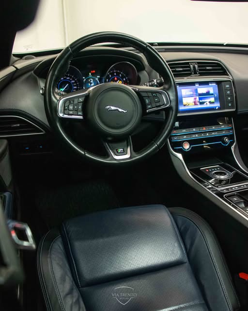 JAGUAR XE R-SPORT - Imagem 7
