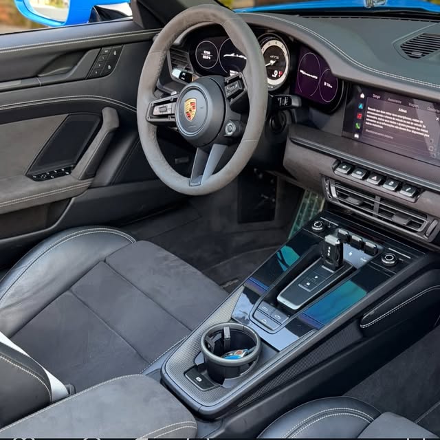 PORSCHE 911 CARRERA 4 GTS - Imagem 13