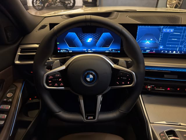 BMW 330E M SPORT - Imagem 11
