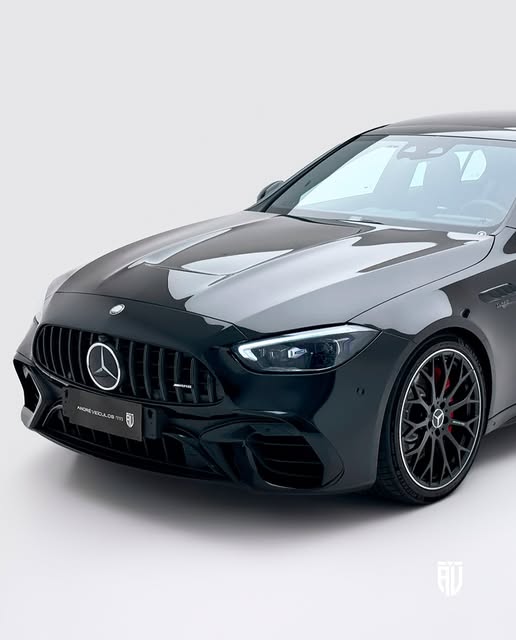 MERCEDES-BENZ C 63 AMG AMG S E-PERFORMANCE - Imagem 3