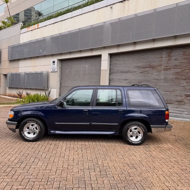 FORD EXPLORER XLT - Imagem 3