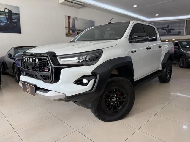 TOYOTA HILUX GR SPORT - Imagem 1