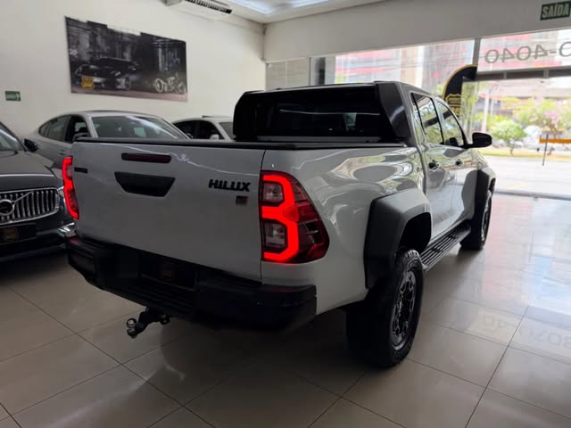TOYOTA HILUX GR SPORT - Imagem 4