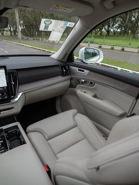 VOLVO XC90 T8 RECHARGE ULTRA - Imagem 12
