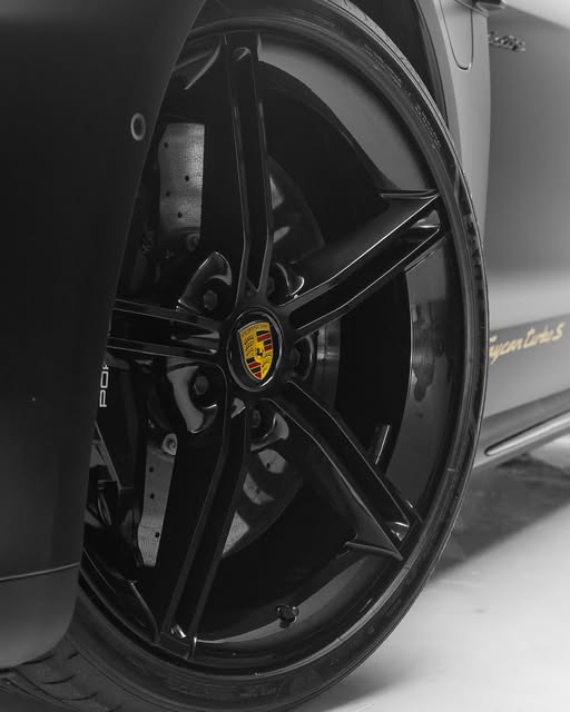PORSCHE TAYCAN TURBO S - Imagem 7