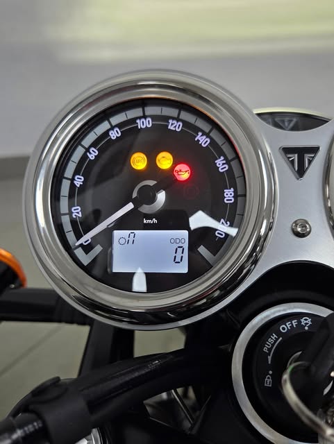 TRIUMPH BONNEVILLE T-120 BLACK - Imagem 15