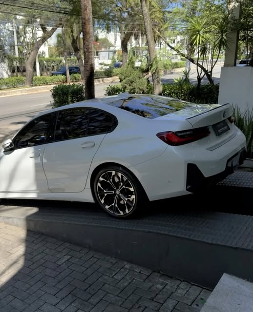 BMW 330E M SPORT - Imagem 7