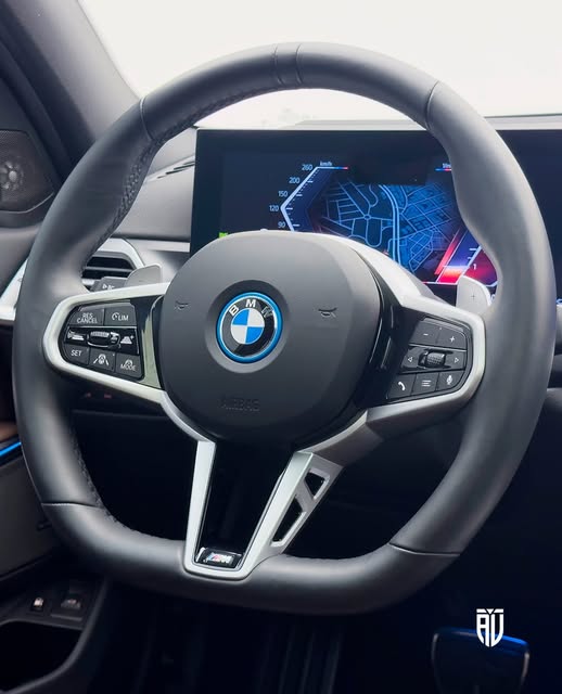 BMW 330E M SPORT - Imagem 11