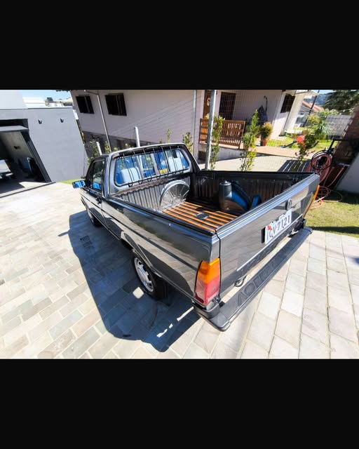 VOLKSWAGEN SAVEIRO GL - Imagem 18