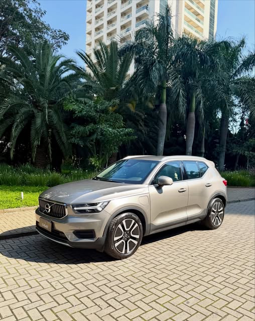 VOLVO XC40 T5 RECHARGE MOMENTUM - Imagem 1