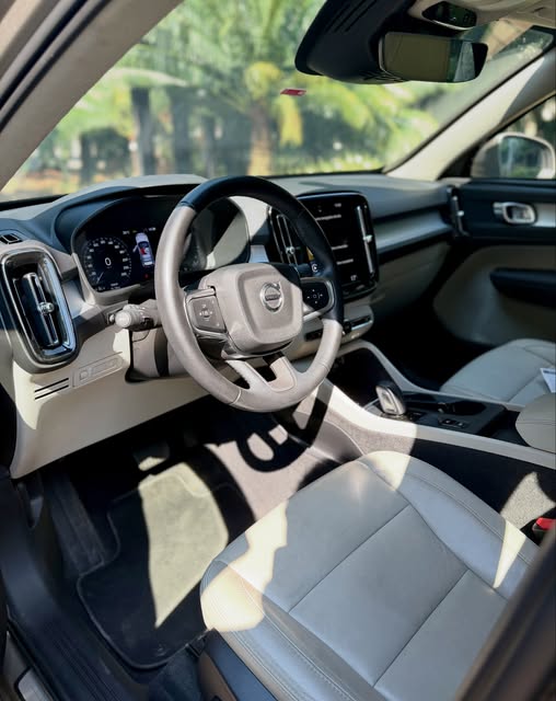 VOLVO XC40 T5 RECHARGE MOMENTUM - Imagem 3