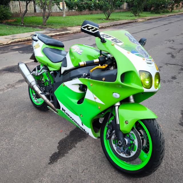 KAWASAKI ZX-7R 750 NINJA - Imagem 3